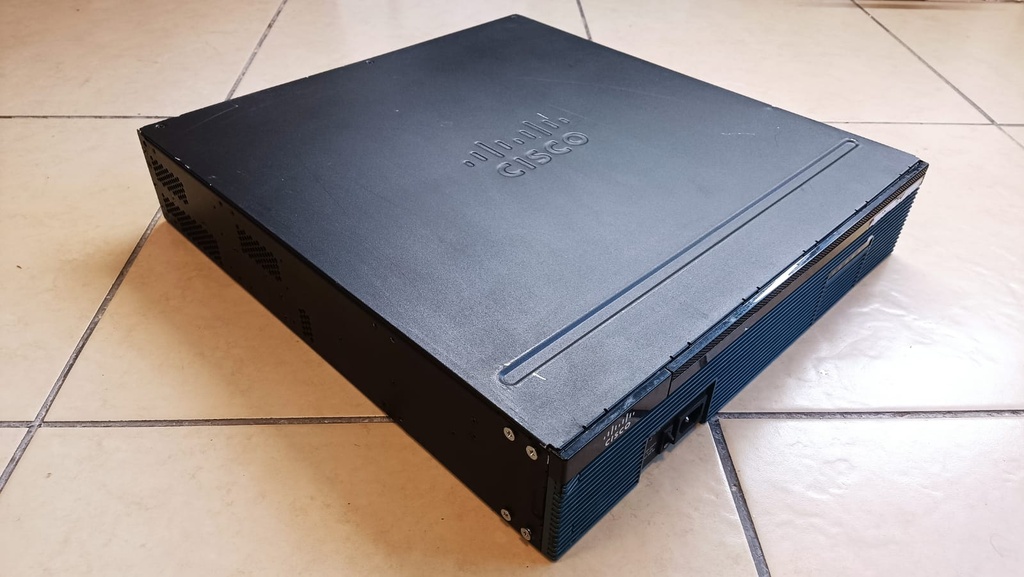 CISCO 2500 SERIES 2951 ROUTER SEMI NUEVO